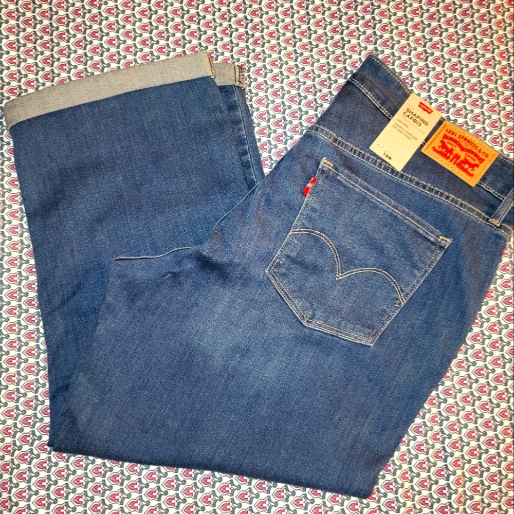 Levi's shaping capri jeans size 18. NWT.